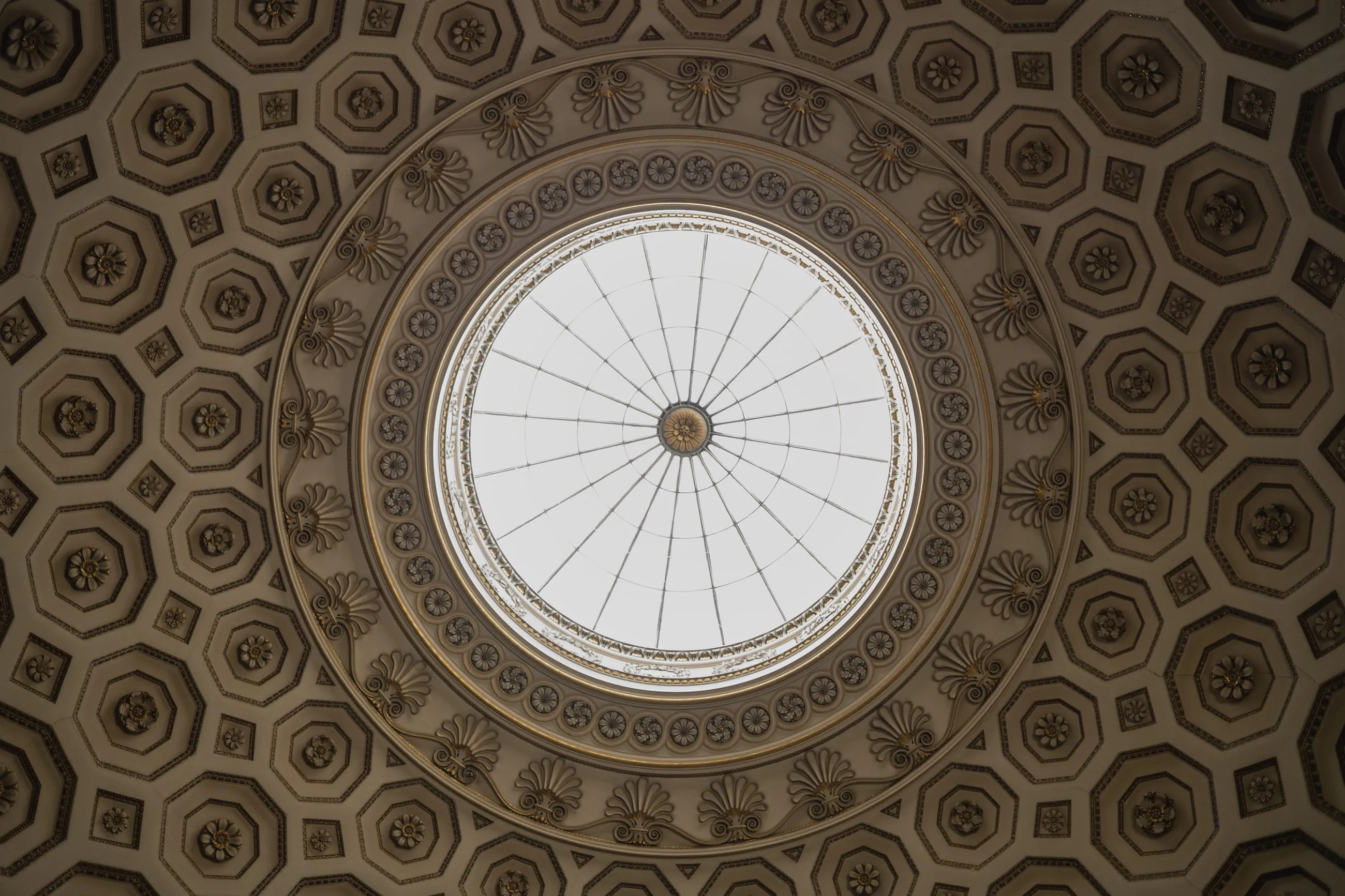 Coffered dome with a round skylight at its centre