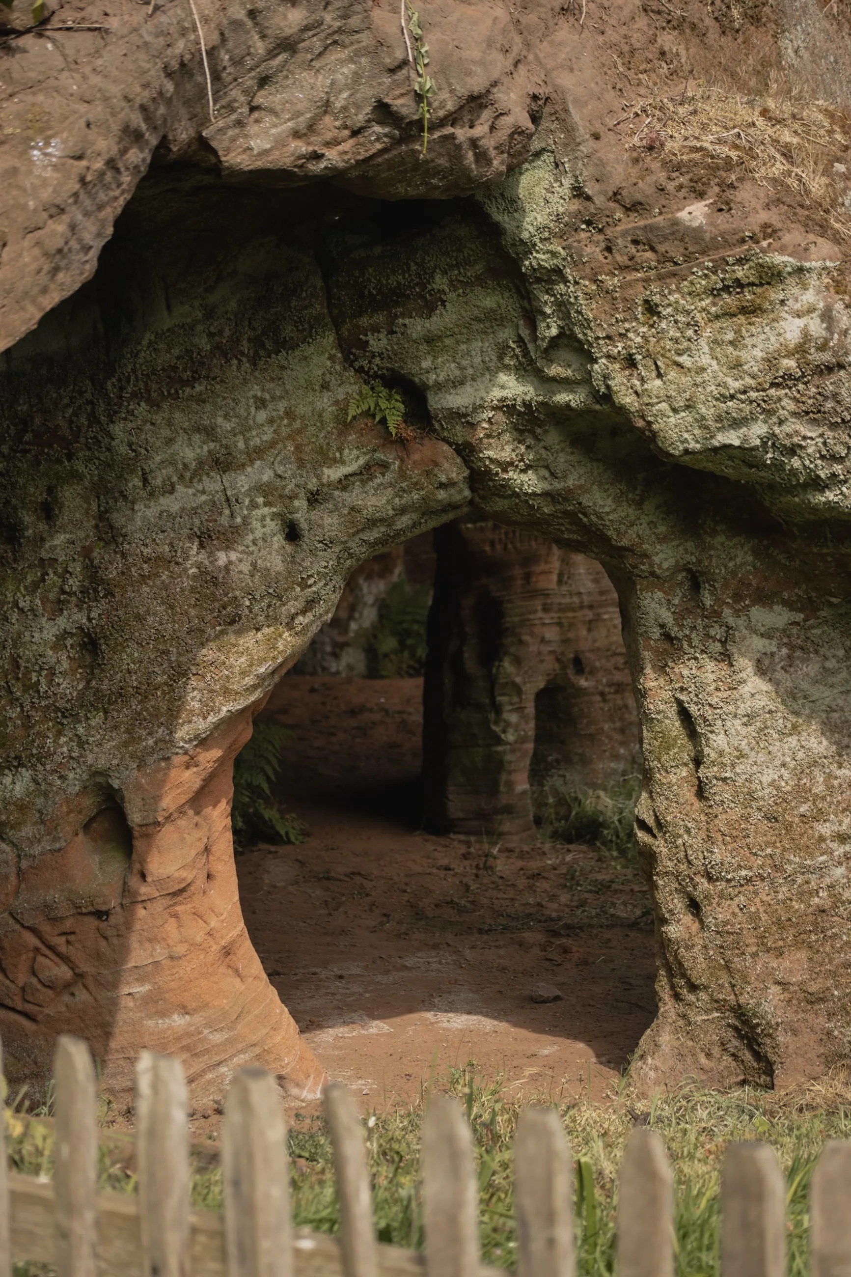 Pièces troglodytes creusées dans la roche rouge