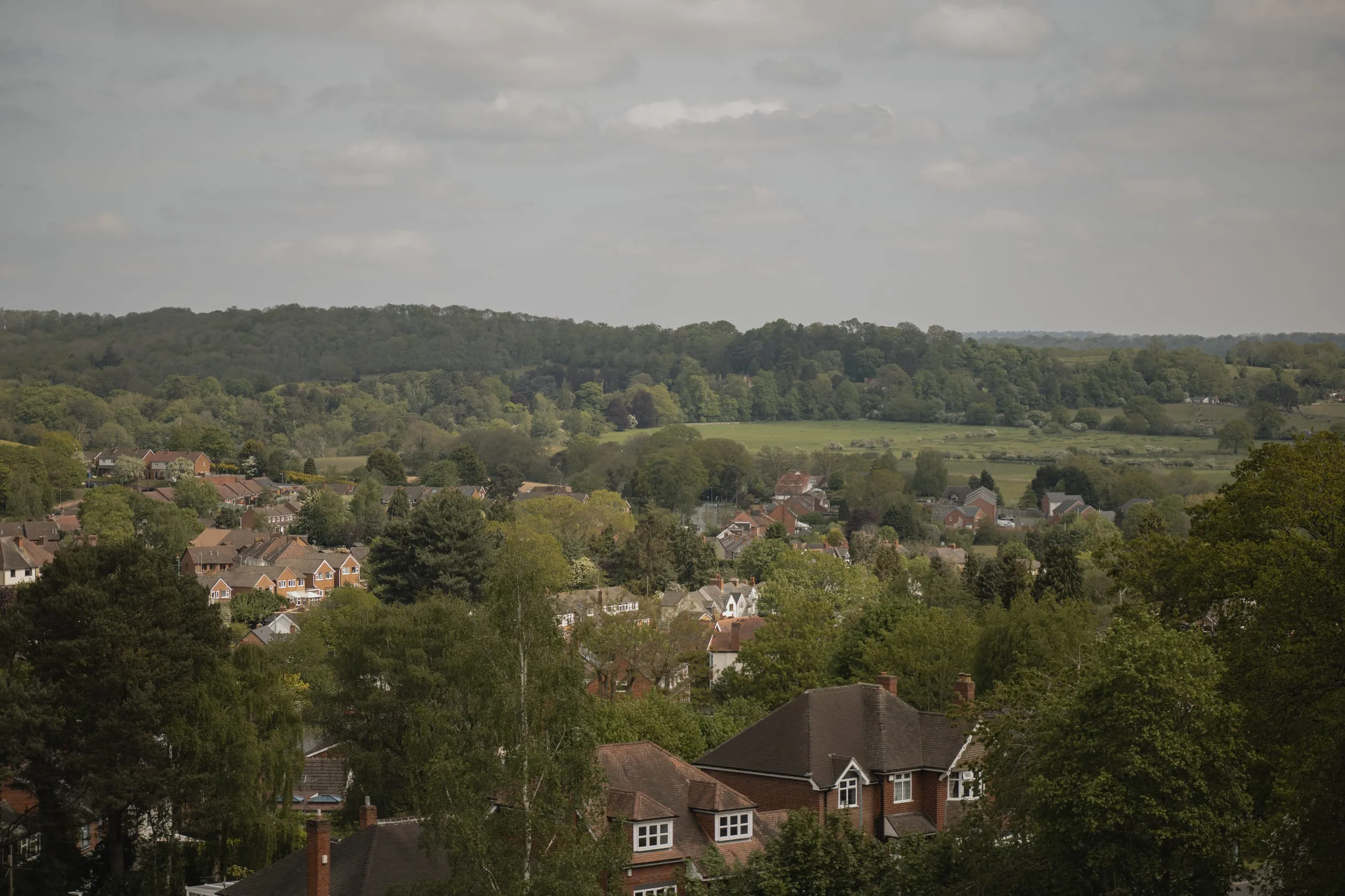 Vue sur le village de Kinver et les champs