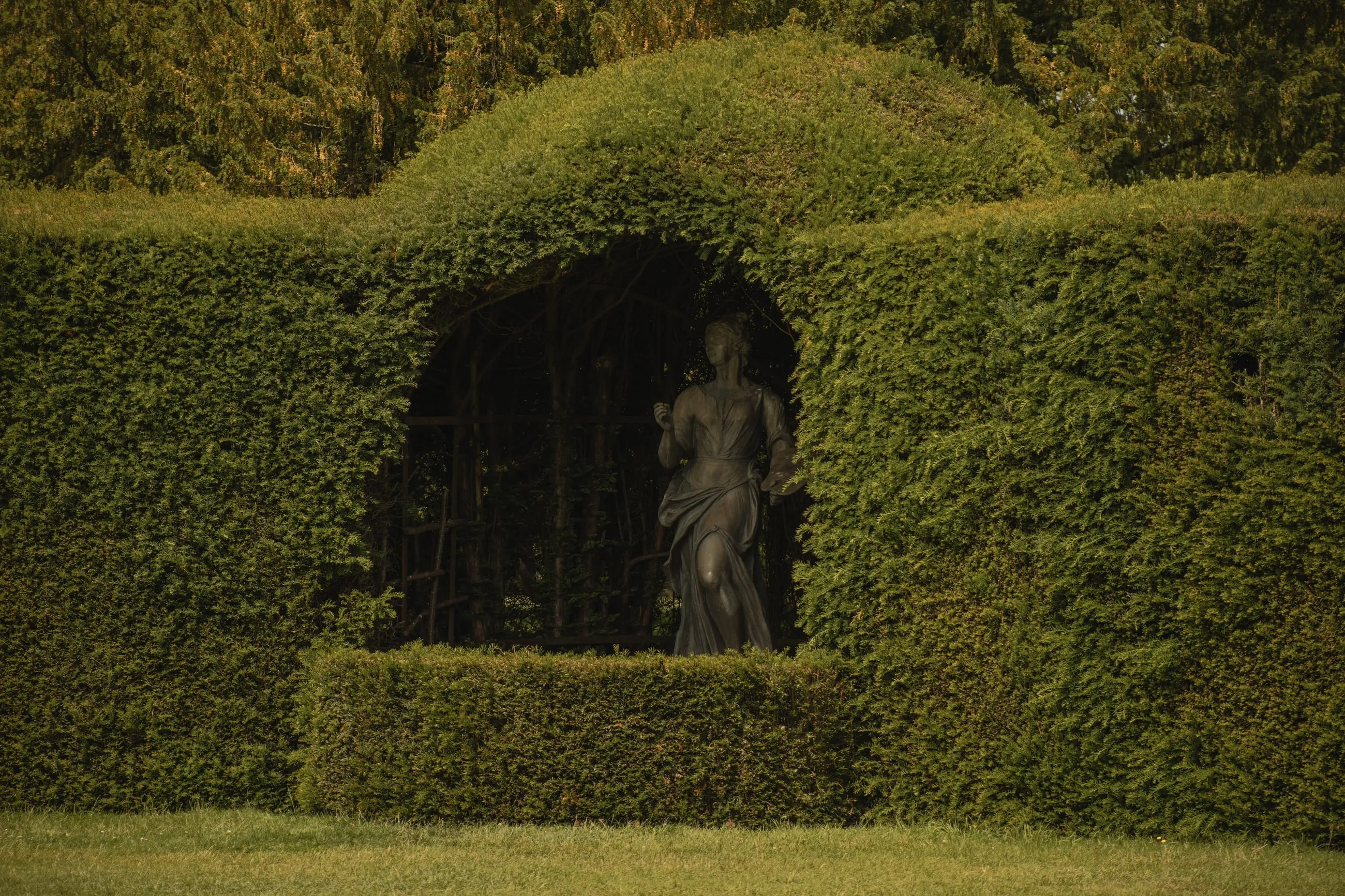 Statue in a niche cut into a yew hedge