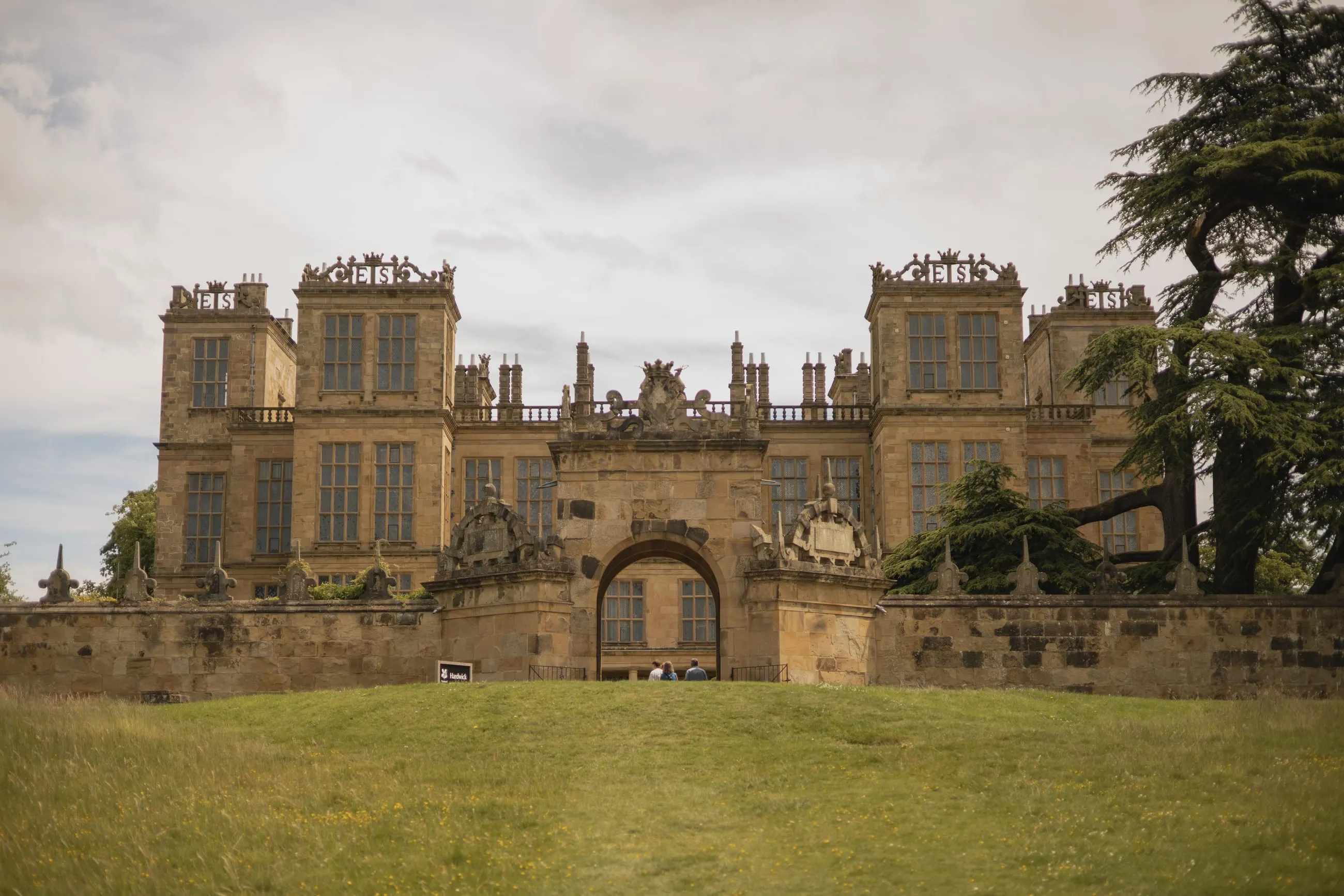 Hardwick Hall above its walled lawn and gatehouse